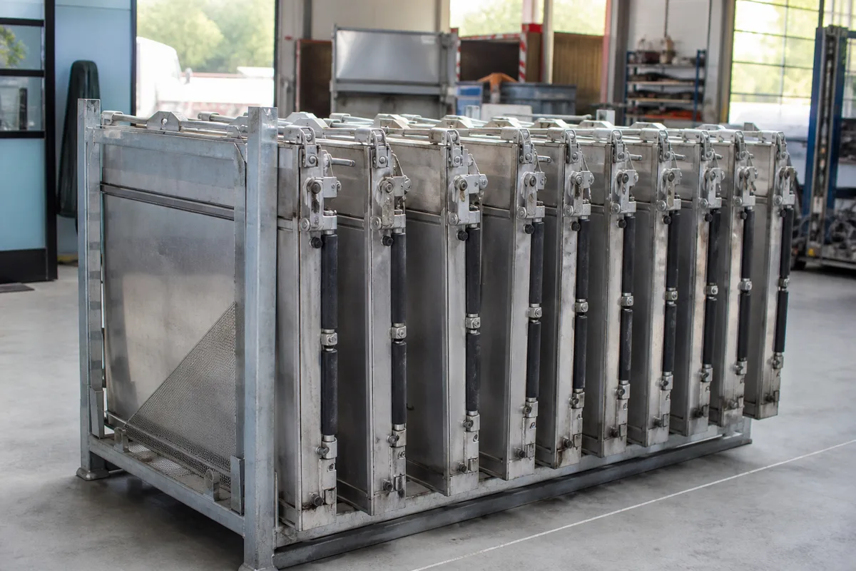 Modules de barrière mobile rangés sur leur rack dans un dépôt technique municipal
