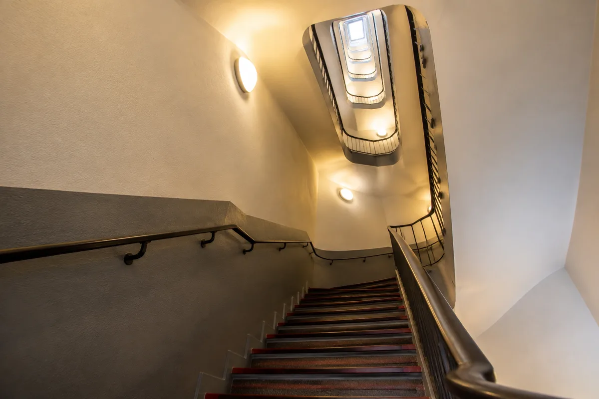 Cage d&rsquo;escalier d&rsquo;immeuble repeinte, main courante et nez de marche contrastés