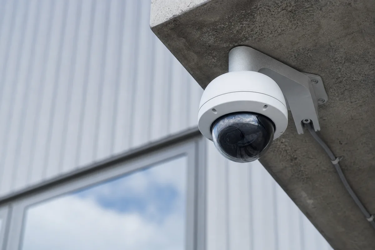 Caméra dôme fixée sous la casquette de façade d&rsquo;un bâtiment tertiaire